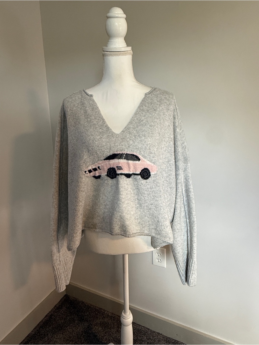 Hollister Gray Pink Car Graphic V-Neck Cropped Sweater Women’s Size Large